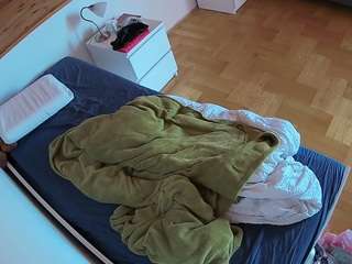 voyeurcam-julmodels-greybed-1