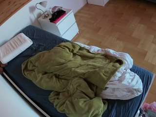 voyeurcam-julmodels-greybed-1