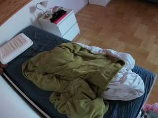 voyeurcam-julmodels-greybed-1