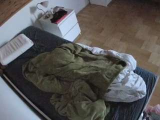 voyeurcam-julmodels-greybed-1