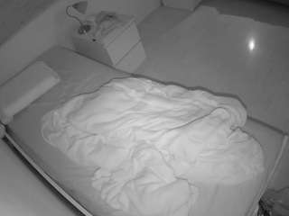 voyeurcam-julmodels-greybed-1 webcam