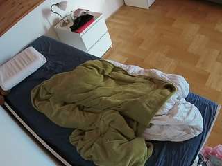 voyeurcam-julmodels-greybed-1 webcam
