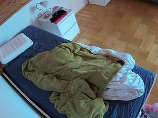 voyeurcam-julmodels-greybed-1 webcam