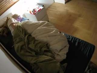 voyeurcam-julmodels-greybed-1