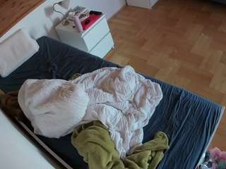 voyeurcam-julmodels-greybed-1 webcam