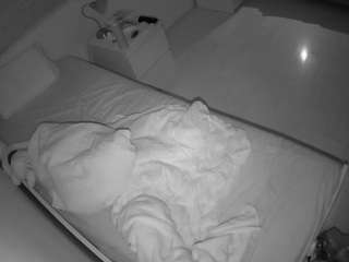 voyeurcam-julmodels-greybed-1