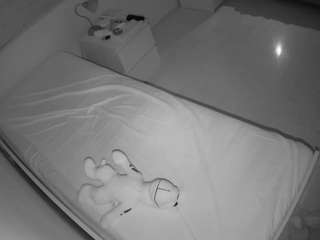 voyeurcam-julmodels-greybed-1 webcam
