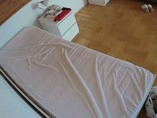 voyeurcam-julmodels-greybed-1