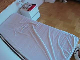 voyeurcam-julmodels-greybed-1