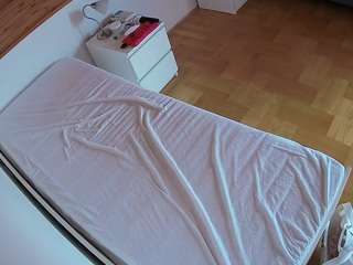 voyeurcam-julmodels-greybed-1