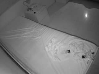 voyeurcam-julmodels-greybed-1