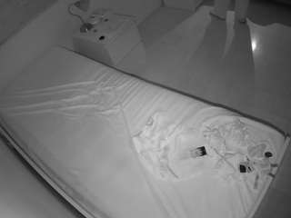 voyeurcam-julmodels-greybed-1