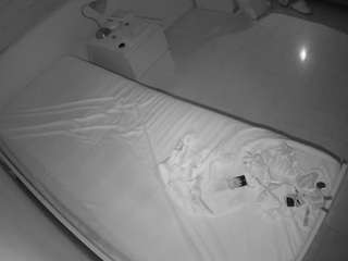 voyeurcam-julmodels-greybed-1