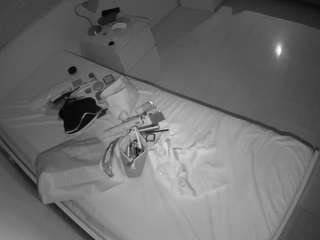voyeurcam-julmodels-greybed-1