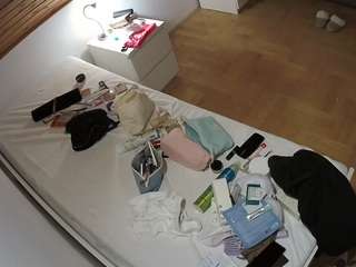 voyeurcam-julmodels-greybed-1 webcam
