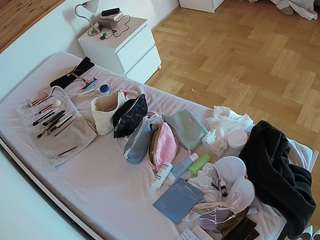 voyeurcam-julmodels-greybed-1