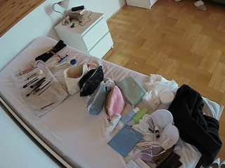 voyeurcam-julmodels-greybed-1 webcam