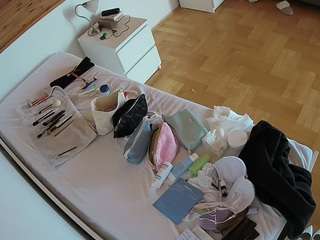 voyeurcam-julmodels-greybed-1 webcam