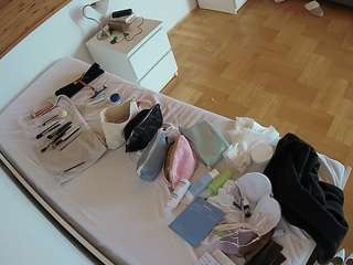voyeurcam-julmodels-greybed-1 webcam