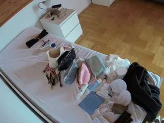 voyeurcam-julmodels-greybed-1 webcam