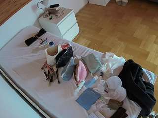 voyeurcam-julmodels-greybed-1 webcam