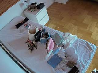 voyeurcam-julmodels-greybed-1 webcam
