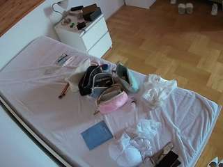 voyeurcam-julmodels-greybed-1