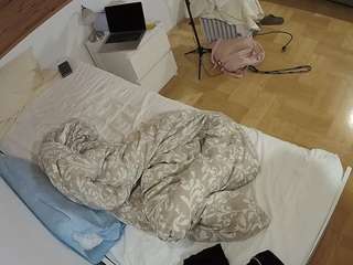 voyeurcam-julmodels-greybed-1