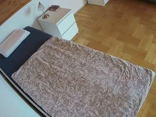 voyeurcam-julmodels-greybed-1 webcam
