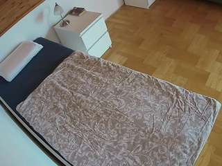 voyeurcam-julmodels-greybed-1 webcam