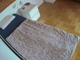 voyeurcam-julmodels-greybed-1