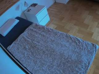 voyeurcam-julmodels-greybed-1 webcam