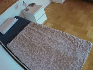 voyeurcam-julmodels-greybed-1