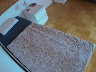 voyeurcam-julmodels-greybed-1