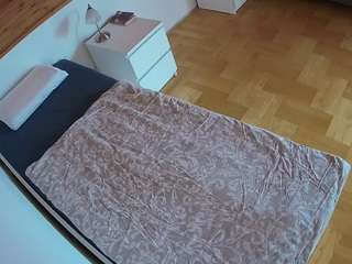 voyeurcam-julmodels-greybed-1