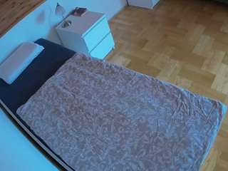 voyeurcam-julmodels-greybed-1