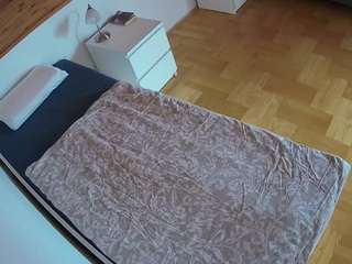 voyeurcam-julmodels-greybed-1