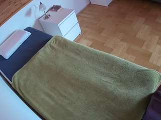 voyeurcam-julmodels-greybed-1