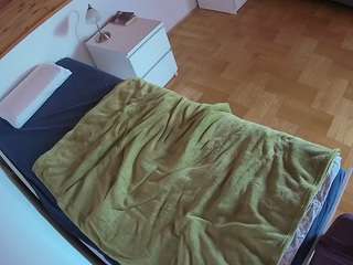 voyeurcam-julmodels-greybed-1 webcam