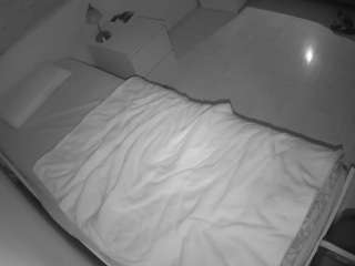 voyeurcam-julmodels-greybed-1