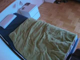 voyeurcam-julmodels-greybed-1