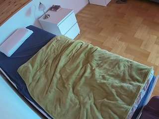 voyeurcam-julmodels-greybed-1