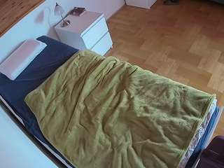 voyeurcam-julmodels-greybed-1