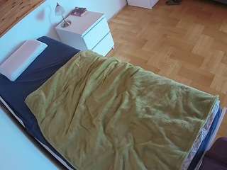 voyeurcam-julmodels-greybed-1