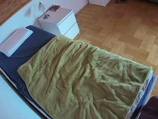 voyeurcam-julmodels-greybed-1