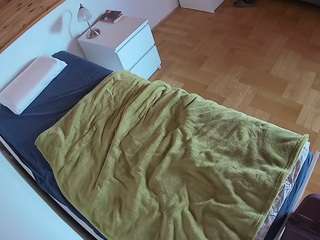 voyeurcam-julmodels-greybed-1