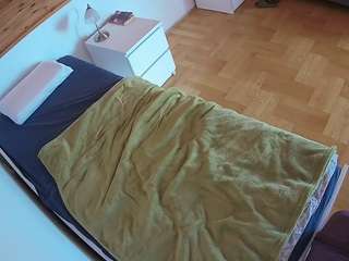 voyeurcam-julmodels-greybed-1