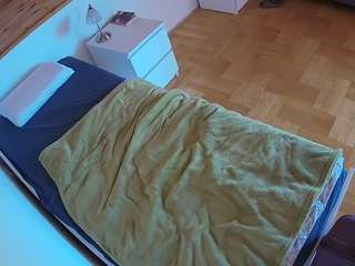 voyeurcam-julmodels-greybed-1