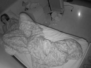 voyeurcam-julmodels-greybed-1