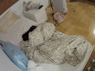 voyeurcam-julmodels-greybed-1